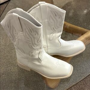 🆕White Heeled Boots